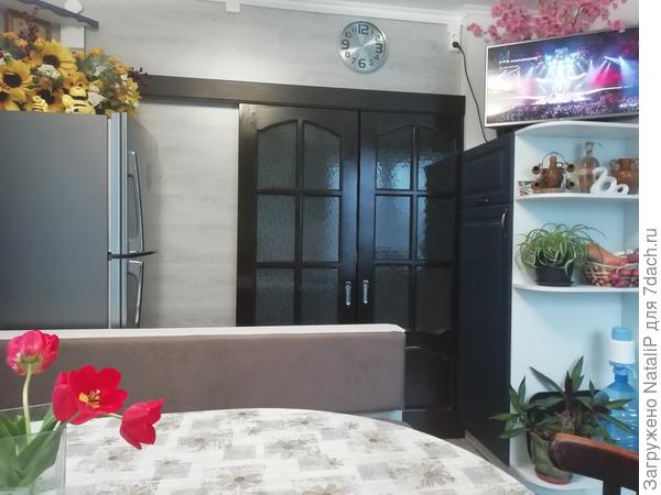 И теперь всем хватает на ней места. Вечерами мы очень любим, собираться на кухне и пить чай и болтать на разные темы.