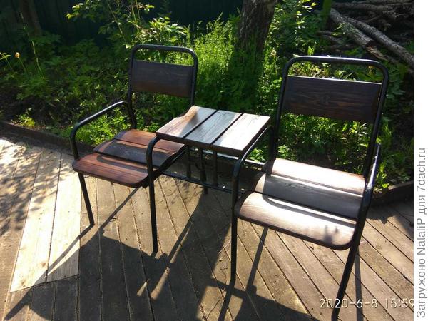 А еще у нас были стулья офисные и мы все думали куда их пристроить и придумали, сделали из них вот такую лавочку со столиком для двоих.