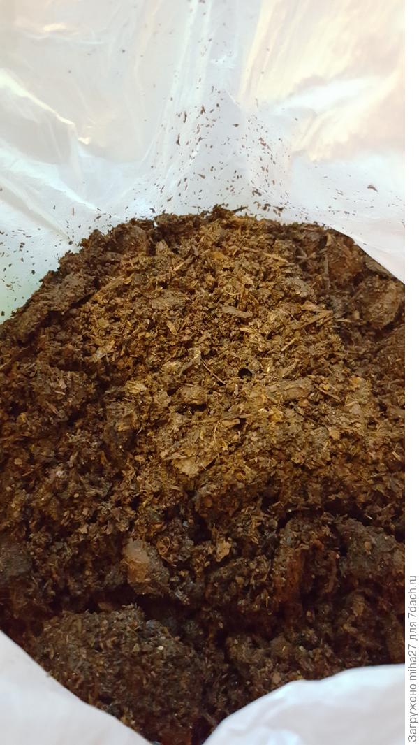 Навоз конский. 2 года. Выглядит очень живо, полно червей и живности. Приятный запах