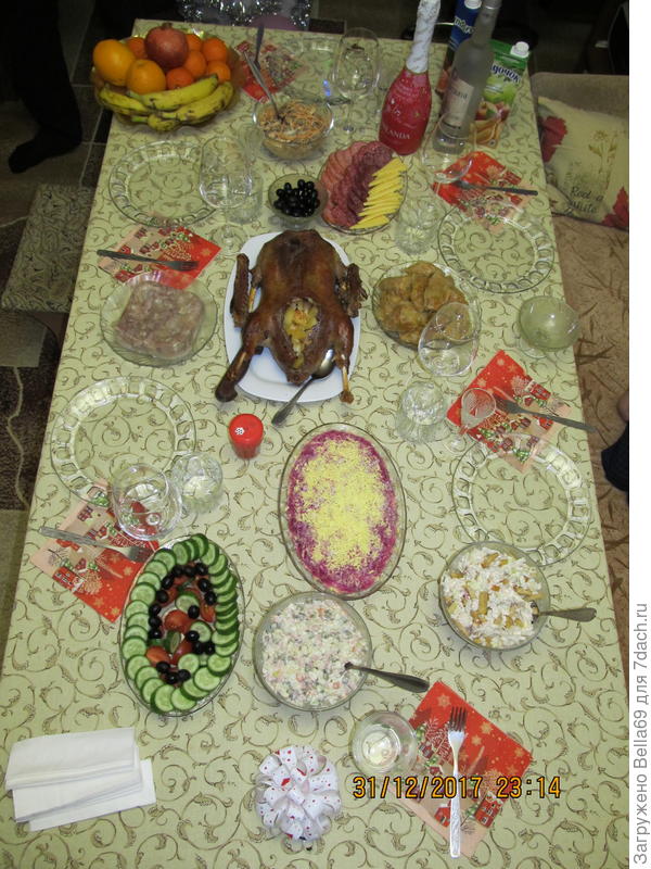 Гусь, салаты :&amp;quot;Оливье&amp;quot;, &amp;quot;Шуба&amp;quot;,индюшиные сердечки с корейской морковью, холодец