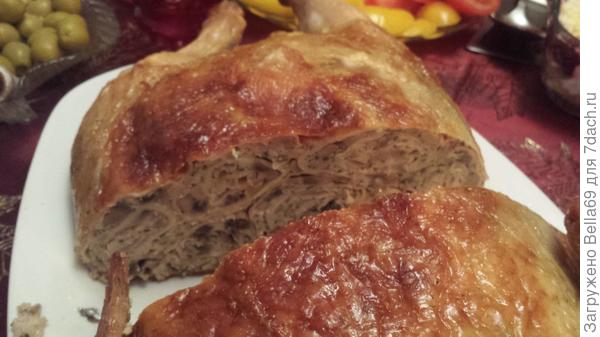 Курица,фаршированная блинами.Начинка: жаренные грибы и тертый сыр.