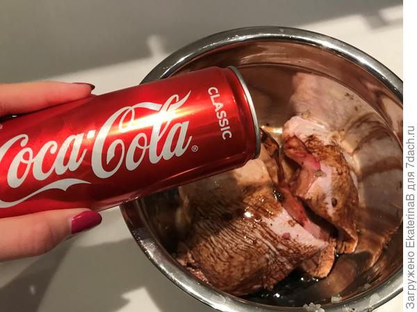 Маринад кола. Курица в Кока Коле. Маринад с колой. Coca Cola и курица. Карамельная Кока кола.