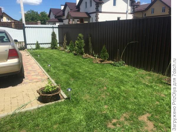 Слева в углу хочу клумбу цветочную и может быть туями закрыть обзорность