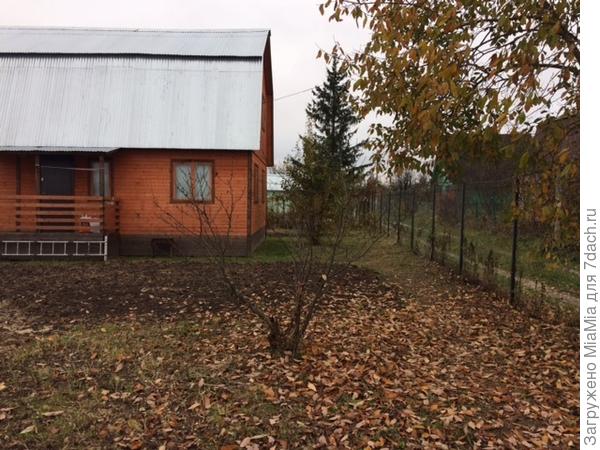 справа от дома - сетка-рабица