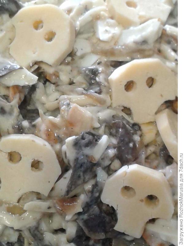 Черепа из сыра на салате