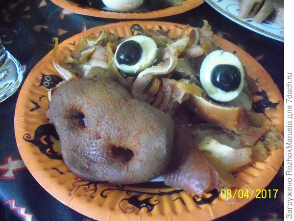 Закуска  &amp;quot;свиные шкурки&amp;quot; украшена копчёным свиным пятачком