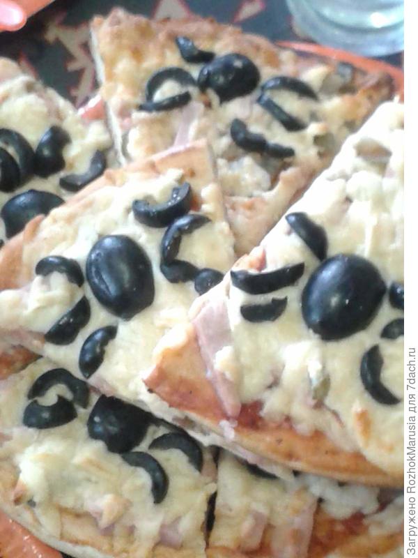 Пицца с паучками из оливок