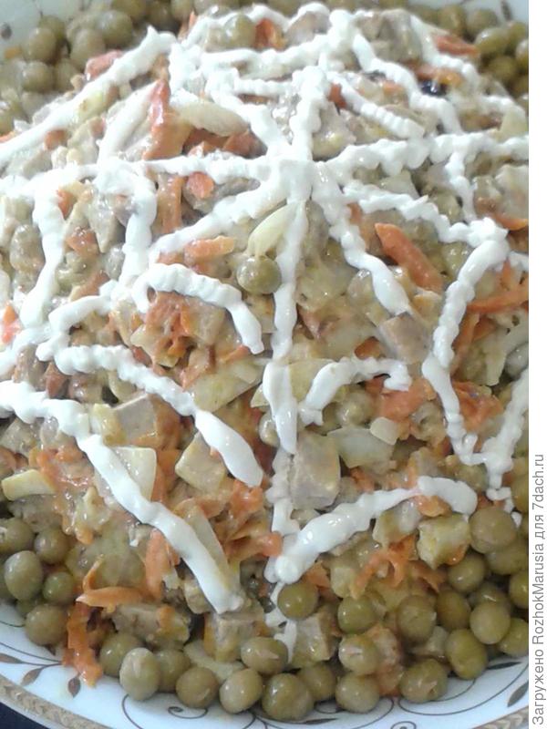 Обычный салат украшен паутинкой из майонеза