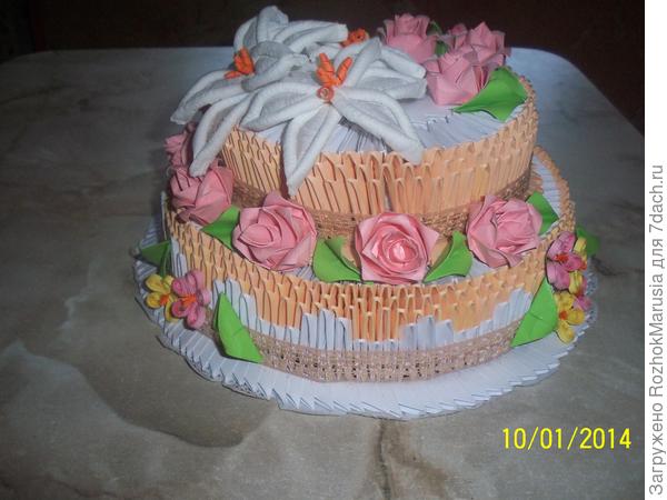 К "чаепитию" делали ещё вот такой тортик - несколько техник -модульное оригами, квиллинг и лилии из гофро бумаги.