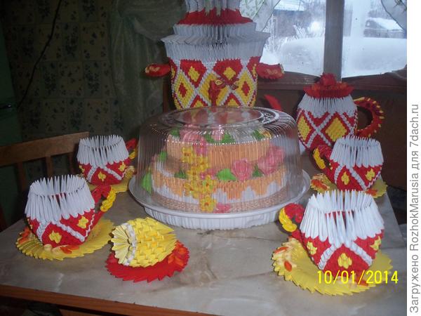 Но самой глобальной работой был самовар с сервизом в той же любимой технике модульного оригами.