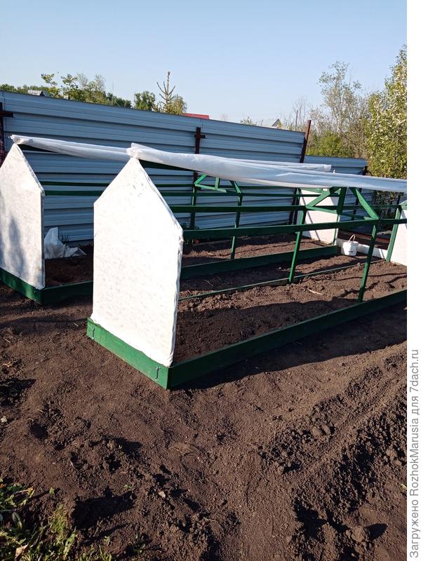 С торцов грядки зашиты укрывным, а с боков укрывной накручивается на направляющие палки.
