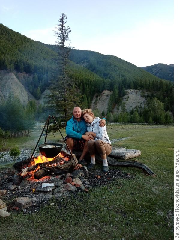 Каждый вечер готовили на костре в котелке, пили пиво и общались с друзьями (ездили вшестером) под шум горных речек