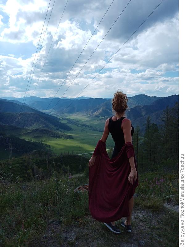 На вершине перевала Чике Таман. Кстати, в отпуск всегда беру платья и на гору поднимаюсь тоже в платьях! Ну это же намного красивее, чем фотографии в спортивных костюмах)))