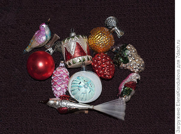 А это игрушки из немецкого набора. Они появились в продаже, как мне помнится, в конце 50-х - начале 60-х годов и были тоньше и изящнее наших...Вот и сталось всего из двух наборов, а мандаринчик " не пережил" фотосессию