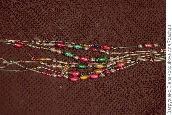 Сохранились стеклянные елочные бусы, правда не в первозданном виде, а уже перебранные. А как интересно было собирать их!