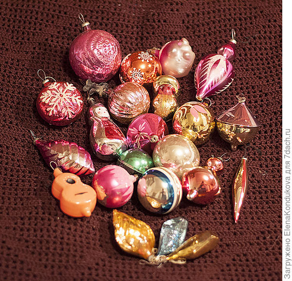 А это уже 70-80-е годы. У Хоттабыча была белая поролоновая борода, которая затем пожелтела и распалась...