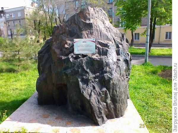 Музей находится в парке и к нему ведёт алея камней (на фото первый из камней с надписью - Амфибол-Хлорит-Биотит-кварцевый сланец с чешуйками графита. Это чтобы больше никто не пытался умничать и спрашивать у экскурсовода названия, всё равно запомнить нереально)