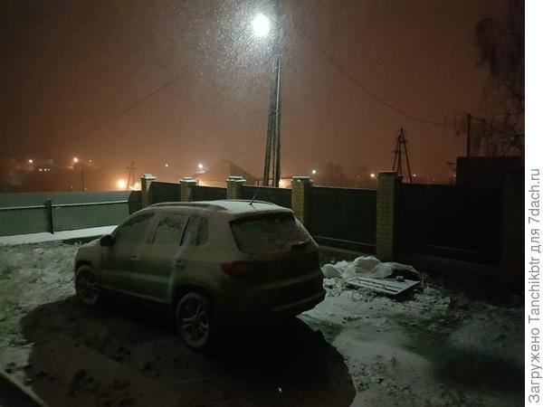 Снежок кружит