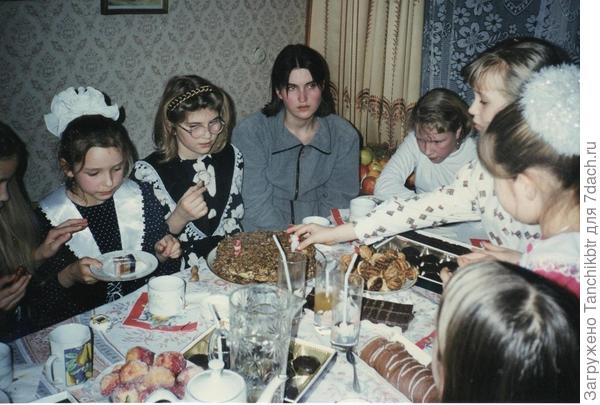 Сижу такая вся &quot;измученная&quot;))) Это был ДР сестренки (слева от меня в очечах). Помню изрядно &quot;достала&quot; меня вся это детвора