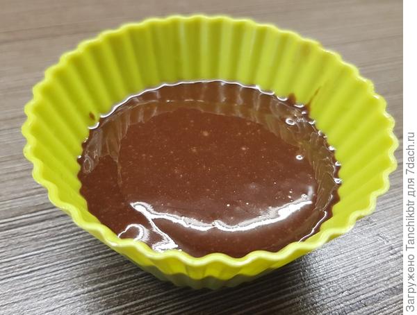 Распределяем тесто по формочкам