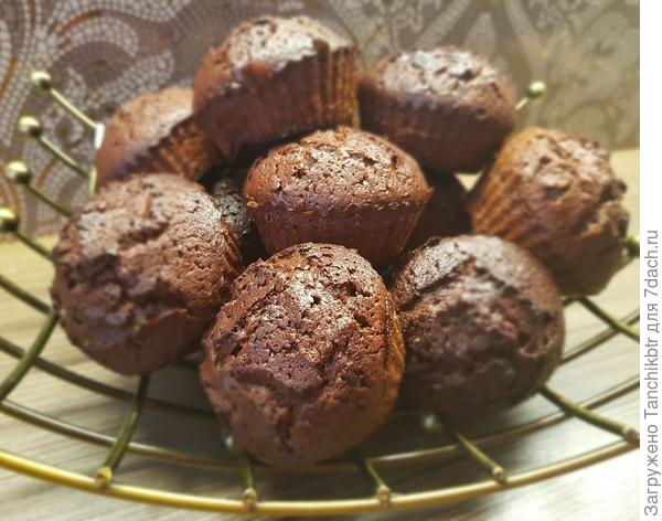 Вкусные и ароматные кофейно-шоколадные кексы готовы. Можно подавать к столу!
