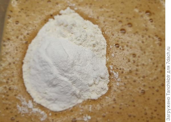 Добавляем муку с разрыхлителем, тщательно перемешиваем