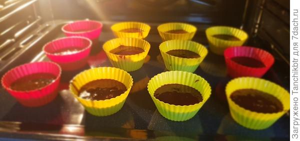 Ставим формочки в разогретую духовку