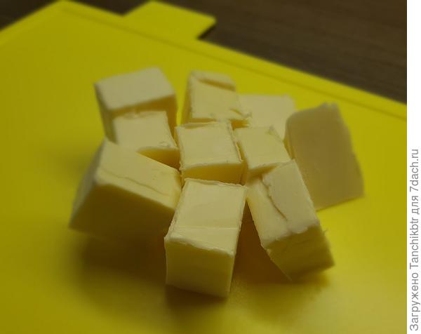 Нарезать сливочное масло