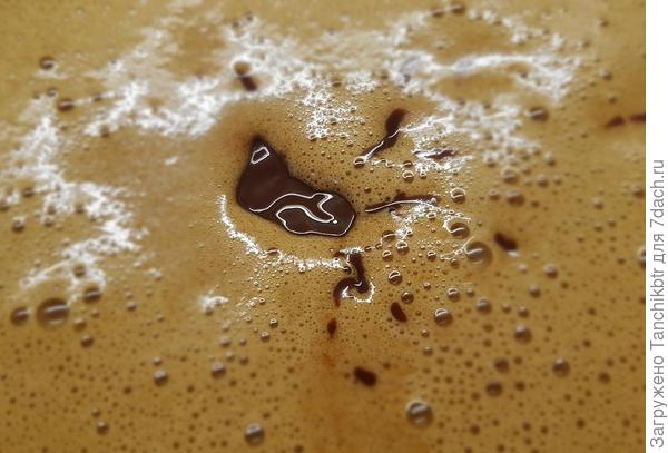 Добавляем растопленный и остывший шоколад с маслом