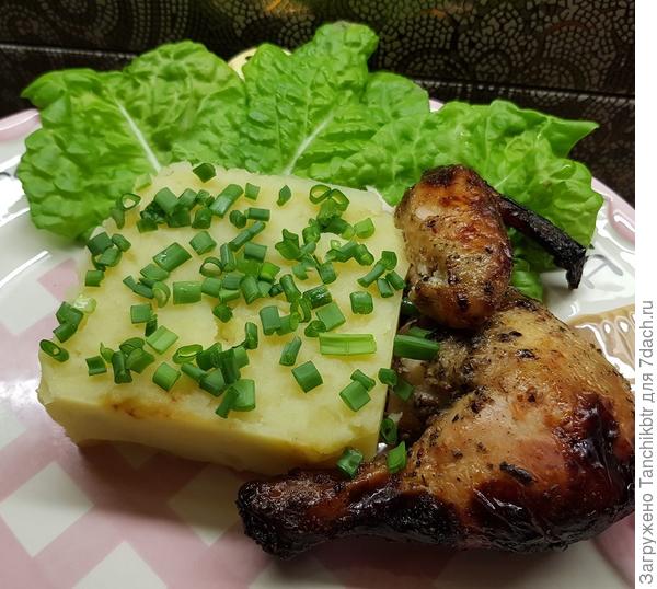 Уже не до ракурсов и красивых фото (на дворе 23:15), но получилось сочно и довольно вкусно (кура не подгорела, это так мед в моей духовке сработал)