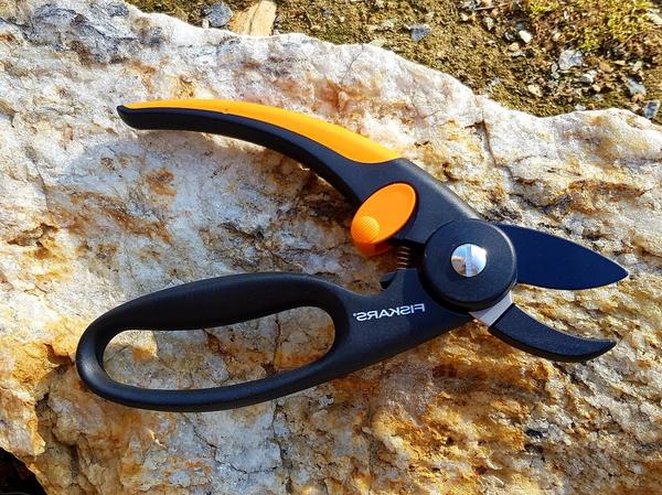 Контактный секатор FISKARS