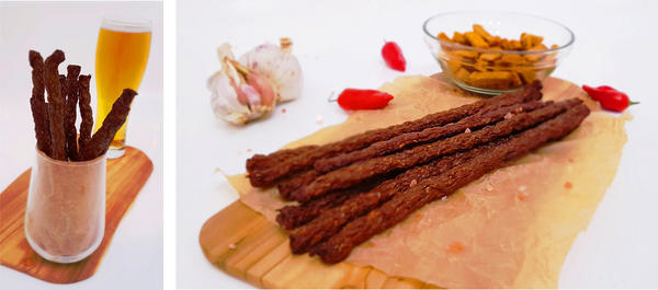 Из указанных в рецепте ингредиентов получилось 10 колбасок длиной 25-27 см. По окончанию приготовления итоговый вес закуски – 200 г, каждой колбаски – ± 20 г