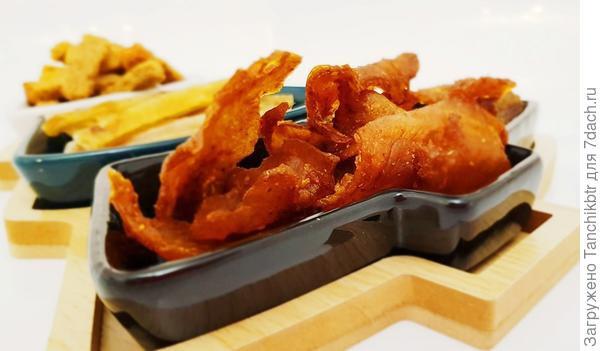 Маринад, как и в колбасках, лучше готовить по своему вкусу, я использовала: соус терияки, сухую аджику (кориандр, перец красный, чеснок, паприка, укроп, лавровый лист, петрушка, базилик, мята, лук), сванскую соль и одну из любимых специй из профессиональной серии экзотических пряностей и приправ &quot;Манго и Карри&quot; (в составе: куркума, порошок манго, кориандр, пажитник, кумин, имбирь, перец красный, корица, гвоздика).