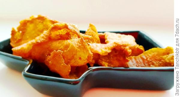 В общем, получилось не просто вкусное, а ОЧЕНЬ ВКУСНОЕ сыровяленое мясо. Очень рекомендую попробовать! Единственное мое огромное упущение – на пробу сделала мало :( ((( взяла буквально 200 г куриного филе. Не рационально получается :cool: готовить с учетом маринования 23 часа, а съедается лакомство в считанные минуты, если не секунды :D Лучше сразу готовить минимум из 800-1000 г мяса ;)