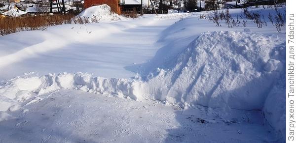 Вполне возможно было самостоятельно расчистить 40 метров до дороги, но отстегнулась спина :D техника помогла