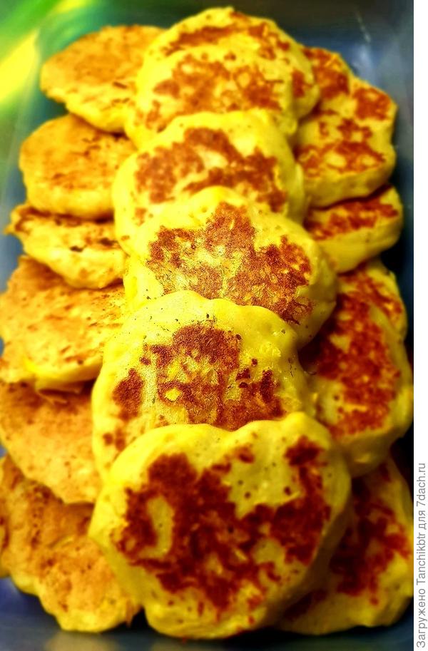 Со второго приготовления позволяла себе уже вариации, где-то уменьшала количество яиц, где-то смешивала пшеничную муку с кукурузной (поэтому на фото оладьи «солнечные») и т.п. Но на вкус это мало влияло, всегда выходил шедевр!