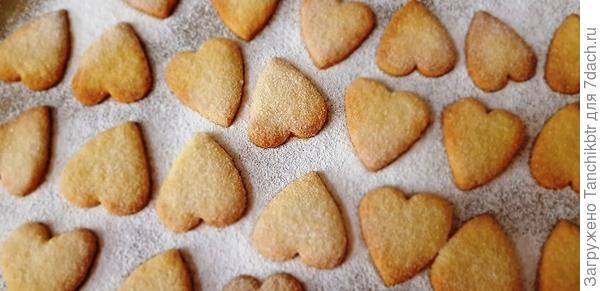 Тесто раскатывала между двумя листами пергамента, выпекала печенюшки 7 минут при 180-200 °C. Как достала,  сразу присыпала сахарной пудрой. В общем, у меня есть много выверенных рецептов теста для песочного печенья (где-то добавляется сметана, в какой-то из рецептур нужно использовать  масло комнатной температуры, а не охлажденное и т.п.) Но именно эту выпечку «атаковали» с какой-то дивной, удвоенной аль диванной силой. Многие попросили рецепт