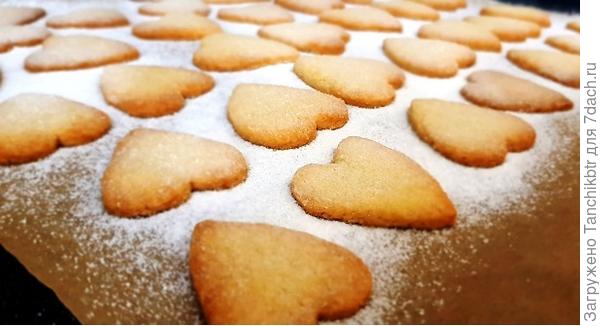 Кстати, излишки теста хватило, чтобы сформировать целый противень печенья