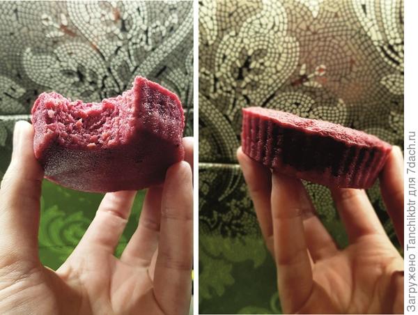 Фруктово-ягодной массы получилось чуть больше, хватило на две небольшие формочки для маффинов. Поразил неизменно яркий цвет кексов после выпечки. Возможно, запеканку я чуть передержала. Вкус получился насыщенный, смородиновый, даже через чур. В запеканке за счет творожного слоя вкус сбалансированный. В общем, теперь непаханое поле для экспериментов 👍