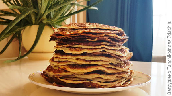 Немного усовершенствовала рецепт, сделав еще полезнее 🙂 увеличила количество белка и калорийность существенно снизила. В итоге теперь только так и готовлю. Будет время, поделюсь рецептом в личном журнале. Правда, оладушки трансформировались в блинчики за счет меньшего добавления муки, но во вкусе точно не потеряли, а только выиграли. Мама так вообще испробовала рецепт настоящих тонких кружевных блинов из кабачка, там сырой овощ не натирается на терке, а взбивается с помощью погружного блендера