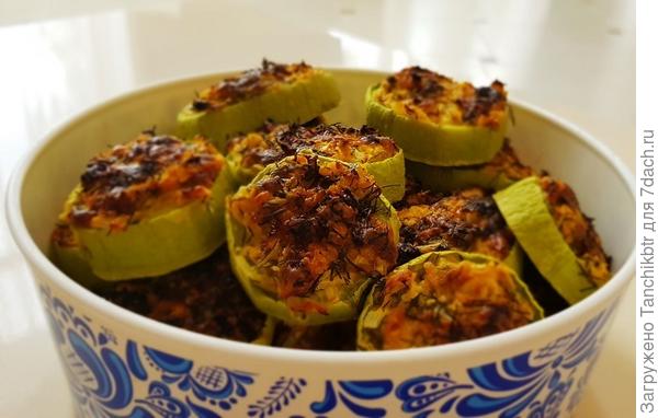 Еще удачное блюдо – запечённые в духовке «колечки». Это некая  альтернатива жареным на сковороде кольцам кабачка с заправкой из зелени и чеснока, только готовятся на порядок быстрее. Кто вообще не любит кабачки, никогда от такой закуски не отказывается. «Шапочка» – начинка из лука, моркови, зелени, немного сыра и чеснока, приправленные сметаной с горчицей (замена майонезу). Более 5 лет не изменяю рецепту. Тоже постараюсь поделиться. И коль найду время, еще напишу рецепт кабачковой икры, которая готовится в духовке в рукаве. Не на зиму, а полакомиться в течение дачного сезона. Готовится на раз-два (неверное, от силы 10-15 минут активных действий), а вкуснотища неимоверная. А еще наконец-то приобрела вакууматор (долго размышляла над покупкой несколько лет 🆘 да-да, импульсивные покупки - не про меня). Хочу найти время для впечатлений. Но суть не в том, нарезая кабачки для заморозки, напробовалась... Оказывается, в «молочной» спелости они невероятно вкусные. Странно, почему мы их потребляем исключительно после термической обработки?