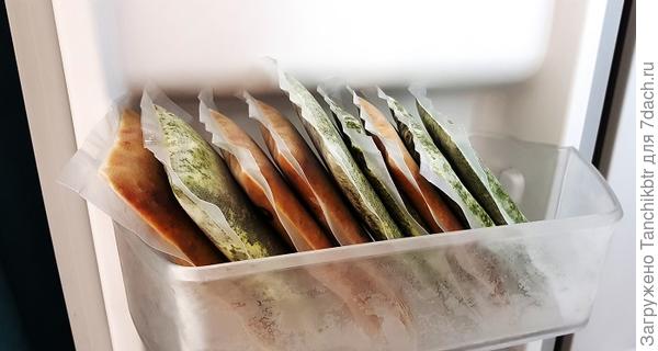 «Василиск» понравился, обязательно поищу семена. Такие листья огромные, удобно собирать. Тем более в этом году впервые заморозила соус песто, на приготовление которого нужно много сырья 😲 Надеюсь, выйдет годно. Листая кулинарную книгу, наткнулась на интересный рецепт - фаршированные перцы рисом с песто. Думаю, а это идея! Так и рис можно заправить (хоть для фаршировки, хоть на гарнир), макароны и пр. Бум дегустировать длинными холодными осенними и зимними вечерами...