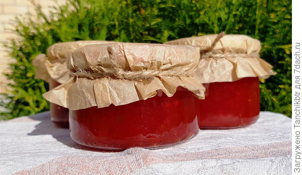 В варенье мне даже жгучести не хватило, надо было часть семян все-таки оставить. Хотя вкус со временем меняется, становится пикантнее. Сразу после приготовления остроты никакой не почувствовала, даже успела расстроиться 😀 Но после охлаждения всё встало на свои места, приятная жгучесть перчика «догоняет»