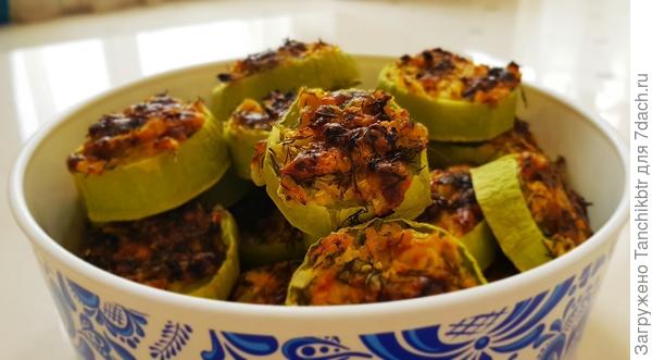 ...на первый – вышли запечённые кабачки под сырно-овощной «шапочкой» (в составе: мелко нарезанный лук, натертая морковь, зелень петрушки и/или укропа, немного сыра и сметана с горчицей). От такой закуски не отказываются даже те, кто откровенно недолюбливают кабачки 🙂