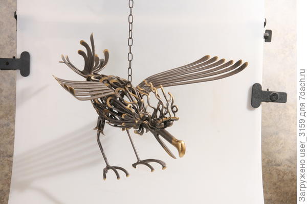 Этот орёл парит в беседке,а в его когтях корзинка для фруктов.