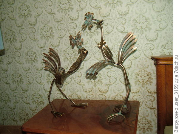 Друзья петушка с гармошкой-одна каминная композиция.