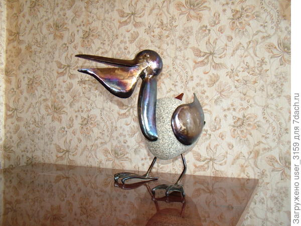 &amp;quot;Пеликан&amp;quot; подарен как эмблема детскому творческому центру.Высота 47 см.Природный камень,впервые применён отжиг стали и воронение.