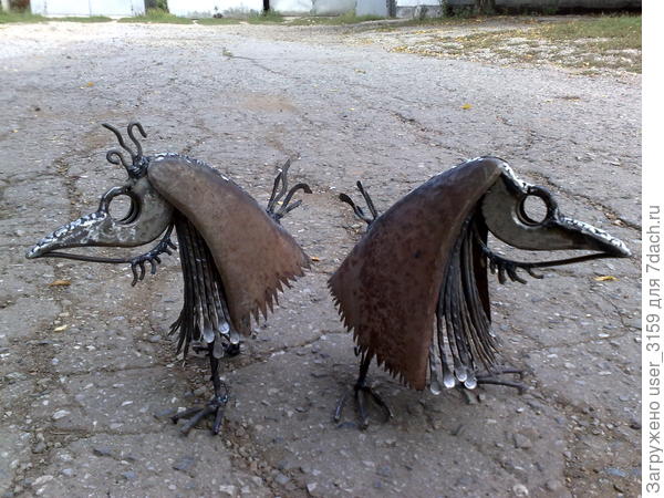 Особенно красиво смотрятся скульптуры из необработанной стали.
