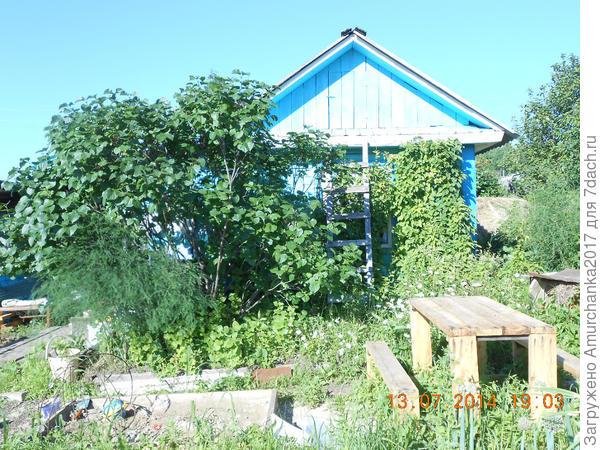 сделали стол со скамеечками и песочницу, осваиваем потихоньку))