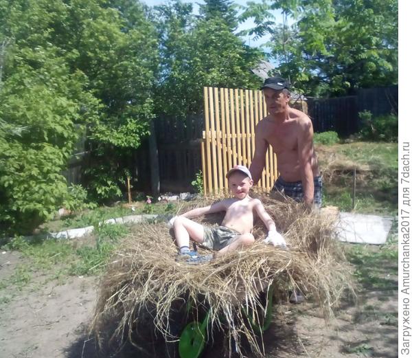 Главного помощника катают)
